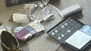 Կոտայքի մարզի բնակիչը կալանավորվել է՝ շուրջ 850 գրամ քաշով «Մարիխուանա» և մի քանի տեսակի սինթետիկ թմրամիջոցների ապօրինի շրջանառության մեղադրանքով (լուսանկարներ)